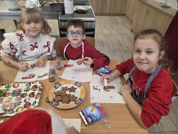 Uczniowie ozdabiają pierniki