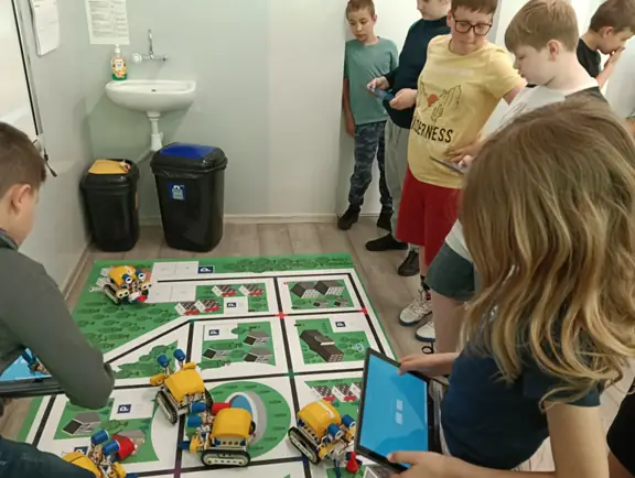 uczniowie sterują robotami SkriBot w środowisku SkriApp