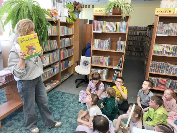 pani-bibliotekarka-wyjasnia-dzieciom-z-kl--1d-proces-powstawania-ksiazki--jpg