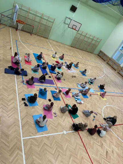 joga na sali gimnastycznej