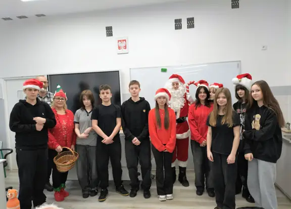 Pamiątkowe zdjęcie kl. VIIIb z Mikołajem.