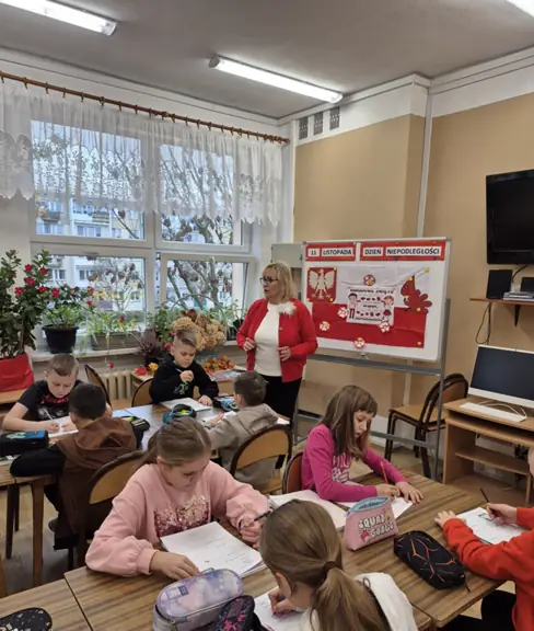 Uczniowie kl. IIIa uzupełniają informacje o narodowych symbolach.