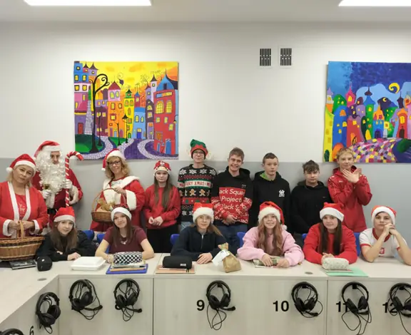 Pamiątkowe zdjęcie kl. VIIa z Mikołajem.