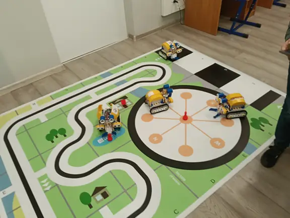 uczniowie-testuja-swoje-programy-napisane-w-aplikacji-skriapp-jpg