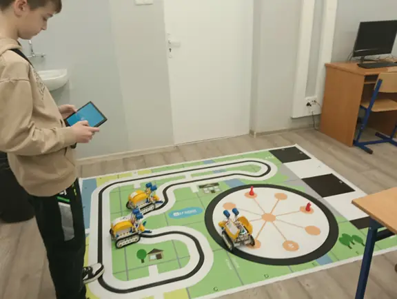 uczen-steruje-robotem-skribot-aby-robot-jezdzil-wzdluz-krawedzi-okreslonej-figury-jpg