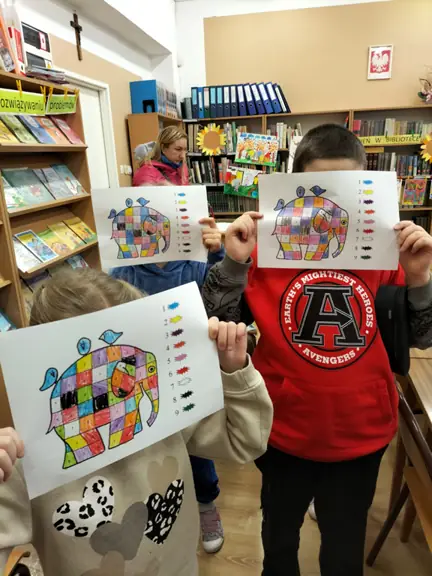 Uczniowie z kl. IIc demonstrują swojego kolorowego Elmera.