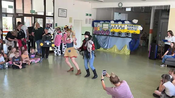 na-scenie-tancza-konie--jpg