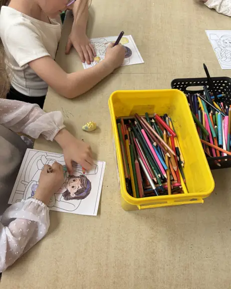 kolorujemy-obrazki-na-lekcji-dotyczacej-zdrowego-snu-jpg