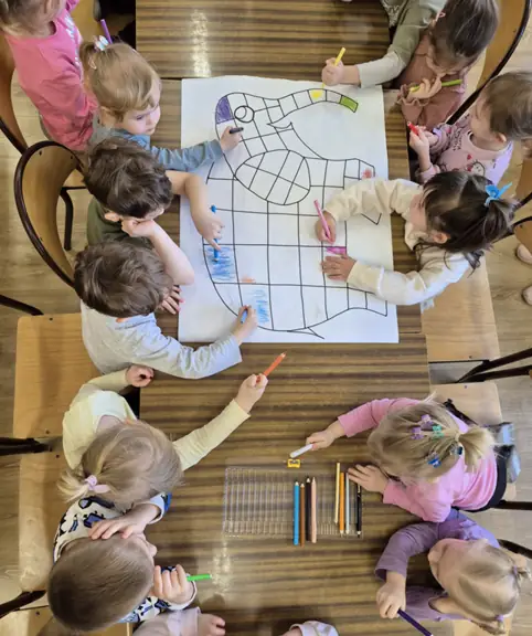 przedszkolaki-z-grupy-jezyki-wspolnie-koloruja-slonia-w-kratke--jpg