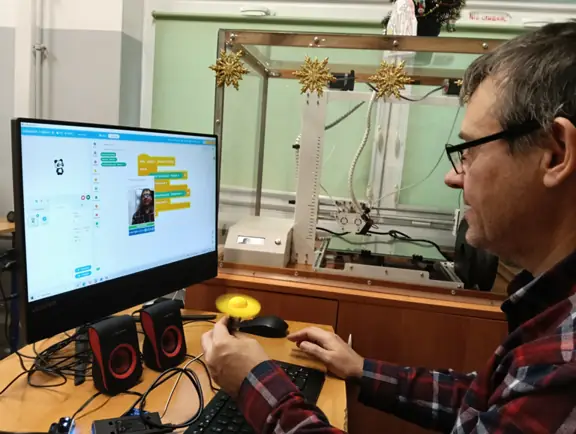 nauczyciel-testuje-modul-ai-w-mblock-do-rozpoznawania-twarzy-jpg