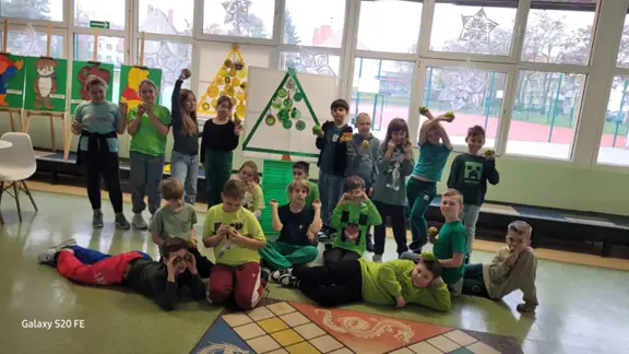 Uczniowie pozują przy choince