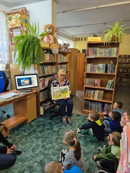 Dzieci z grupy Kotki słuchają czytania opowiadania o kotku i oglądają ilustracje.