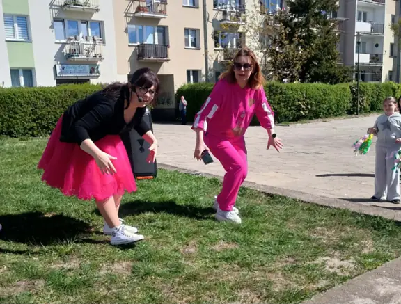 nauczyciele-prowadza-taniec-jpeg