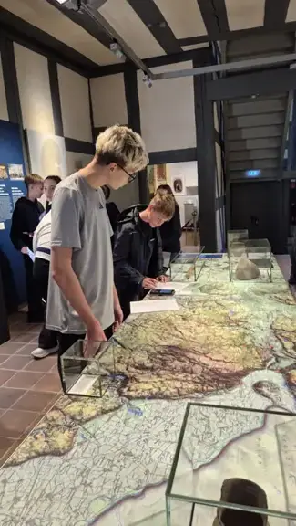 uczeń ogląda mapę w muzeum