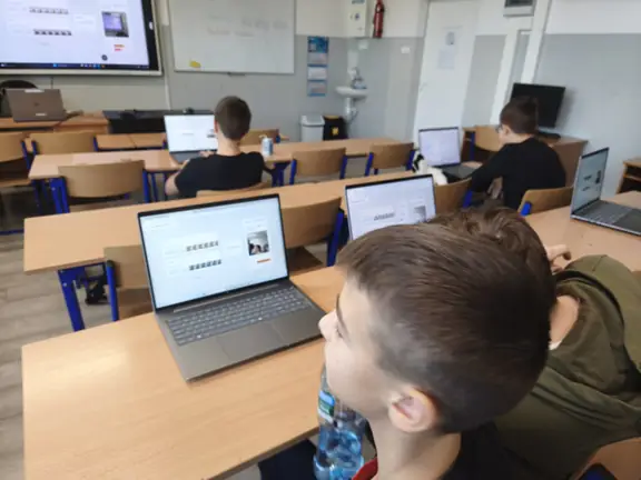 uczniowie-pracuja-ze-swoimi-modelami-teachable-machine-jpg