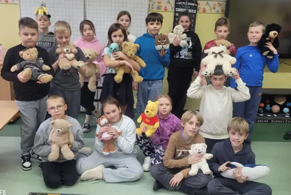 Uczniowie kl. IIIa prezentują swoje misie.