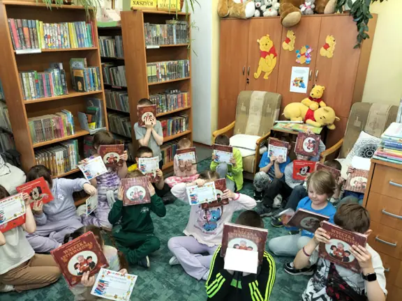 uczniowie-z-kl--1d-demonstruja-dyplomy-czytelnika-i-ksiazke-wnuczka-antykwariusza--jpg