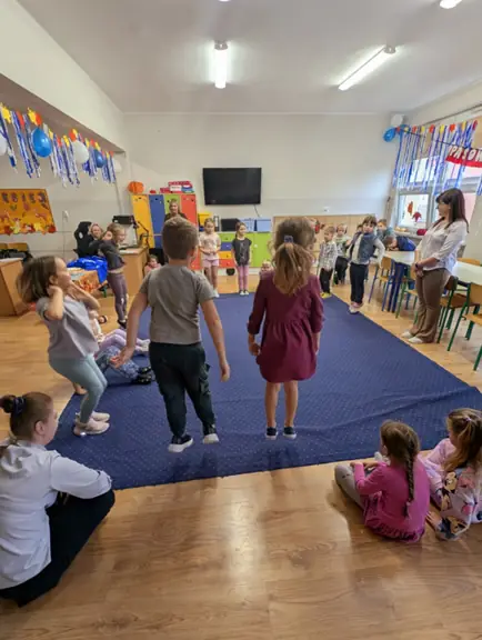 uczniowie skaczą podczas zabawy