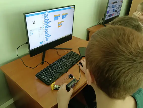 uczniowie na zajęciach programują mikrokontroler CyberPi