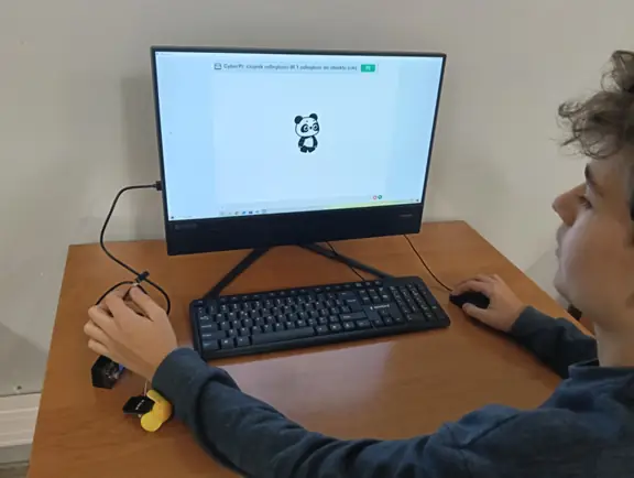 uczen-dokonuje-pomiaru-odleglosci-za-pomoca-czujnika-odleglosci-w-mblock-jpg