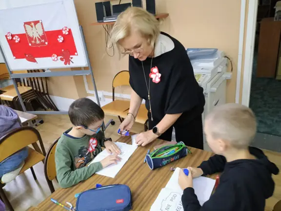Wychowawczyni kl. IIIa pomaga uczniom.