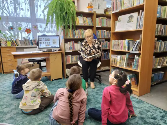 pani-bibliotekarka-czyta-dzieciom-basn-h-ch--andersena-brzydkie-kaczatko--jpg