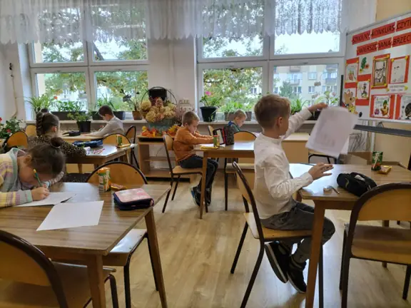 Uczestnicy Szkolnego Konkursu Czytelniczego -Wiersze Jana Brzechwy- wykonują zadania konkursowe.