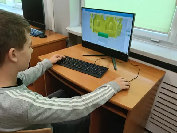 uczeń projektuje model 3D korony