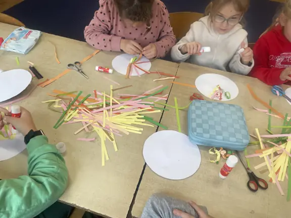 Praca plastyczna w toku - pełne zaangażowanie