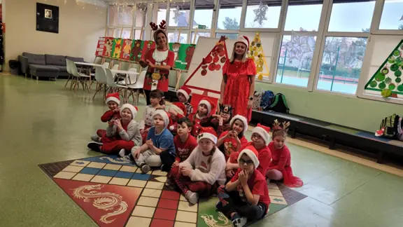 Uczniowie pozują przy choince