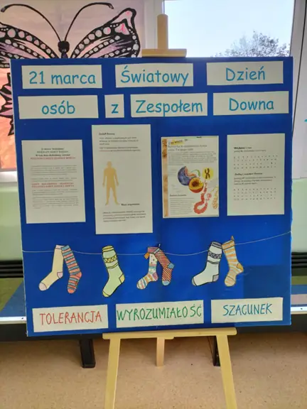 Tablica informująca o obchodach Światowego Dnia osób z Zespołem Downa.