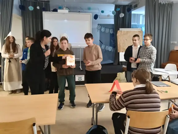 uczniowie-odbieraja-slodkie-upominki-od-pani-dyrektor-joanny-szczecinskiej-jpg