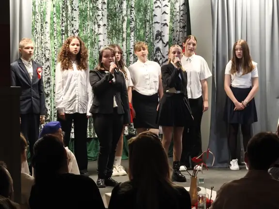 Grupka uczniów śpiewająca na scenie
