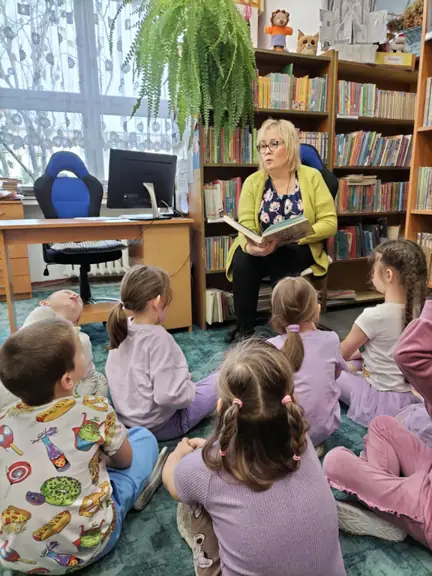 bibliotekarka-czyta-dzieciom-z-gr--01-bajke-ksiaze-zaba--jpg