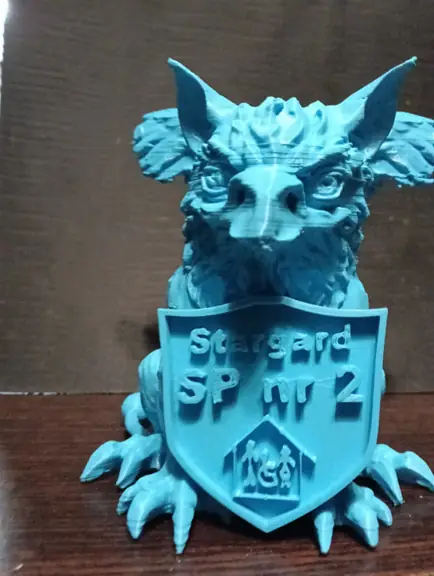 wydrukowany-model-3d-duzego-gryfika-z-tarcza-szkoly-widok-z-przodu-jpg