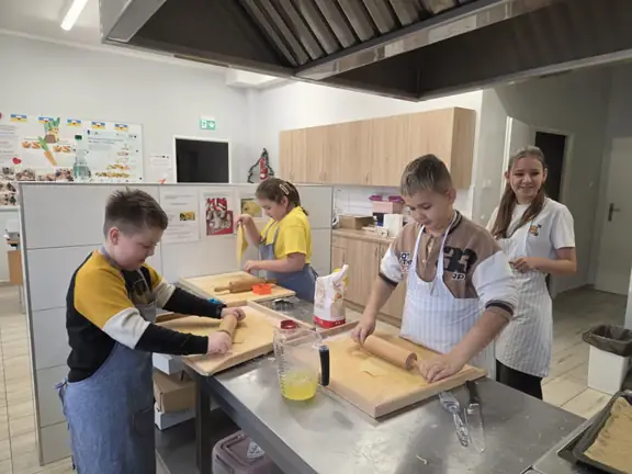 Uczniowie pieką ciasteczka