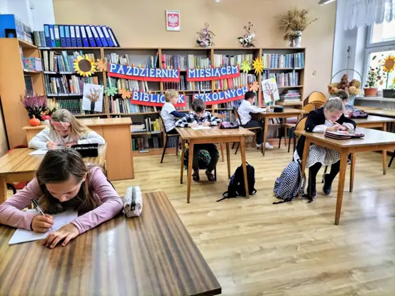 Uczestnicy konkursu koncentrują swoją uwagę na zadaniach konkursowych.