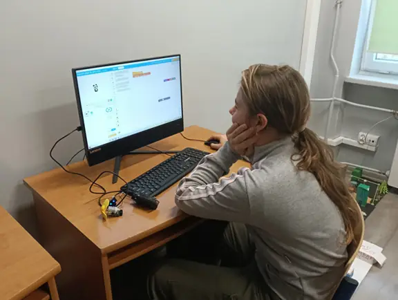 uczennica-programuje-wyswietlacz-kolorowych-diod-na-cyberpi-jpg