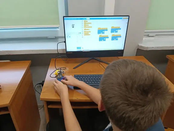 uczen-testuje-yoistick-cyberpi-jpg