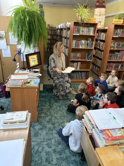 Pani bibliotekarka czyta wiersze J. Brzechwy dzieciom z kl. IIc.