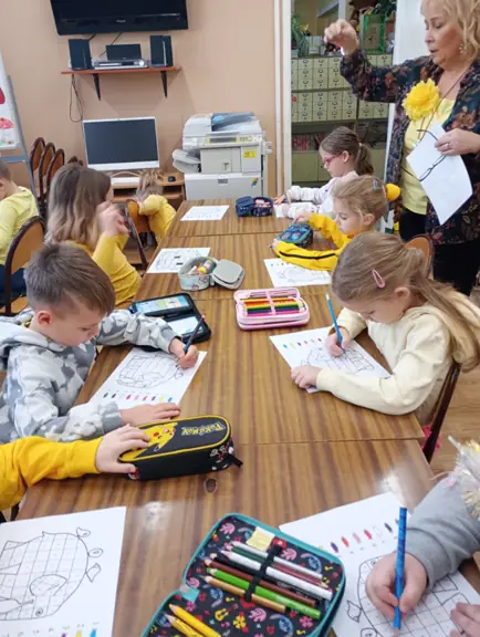 Uczniowie z kl. Ia kolorują słonia Elmera.