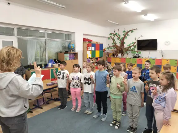 uczniowie-z-kl--1b-skladaja-przyrzeczenie--jpg