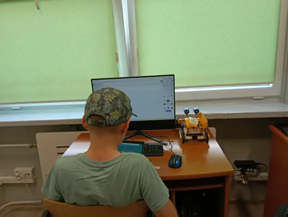 uczeń programuje robota SkriBot