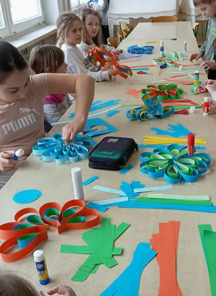 uczniowie-przygotowuja-kwiaty-z-papieru-jpeg