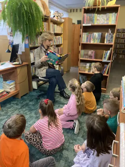 Uczniowie z kl. IIb słuchają czytanego przez panią bibliotekarkę opowiadania o Elmerze - słoniu w kratkę.