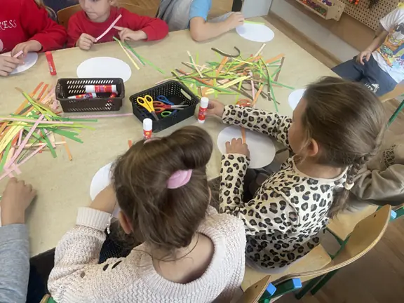 Uczniowie skupieni na wykonywaniu jesiennych prac plastycznych