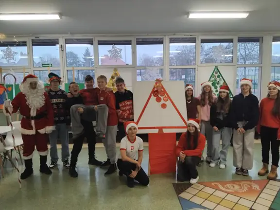 Uczniowie pozują przy choince