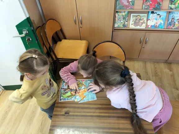 dziewczynki-z-grupy-01-ukladaja-basniowe-puzzle--jpg