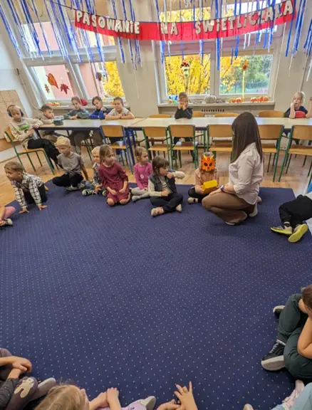 uczeń z zasłoniętymi oczami odgaduje jaki trzyma przedmiot