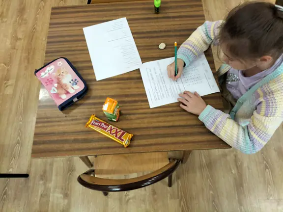 Uczestniczka konkursu wykonuje zadania konkursowe.